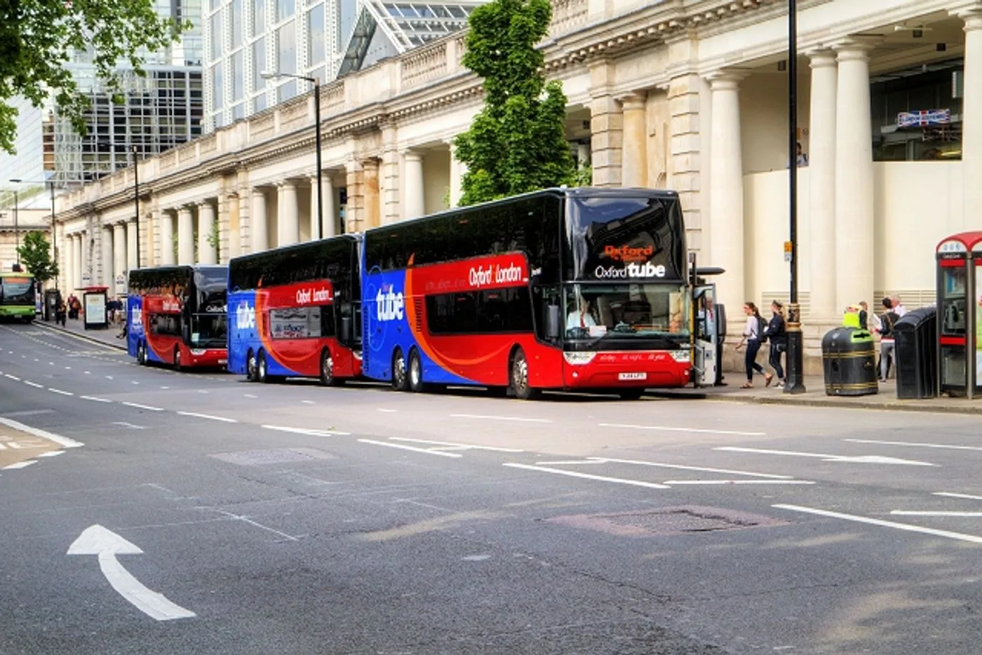 An Oxford Tube stop near Victoria