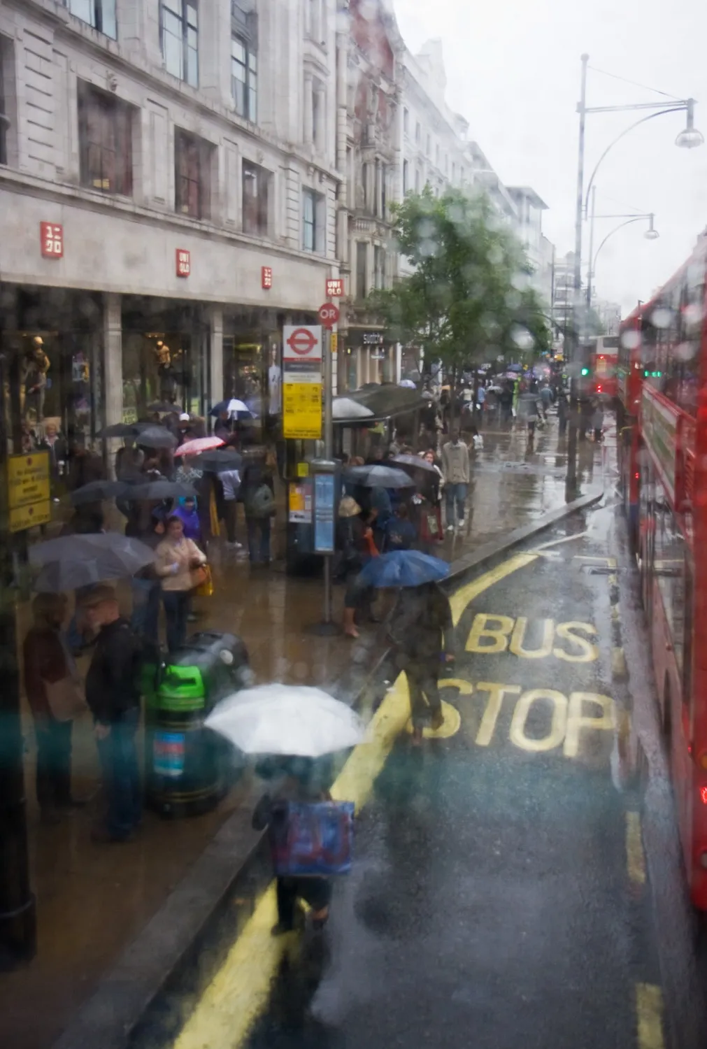 Oxford Street 雨天的伞海