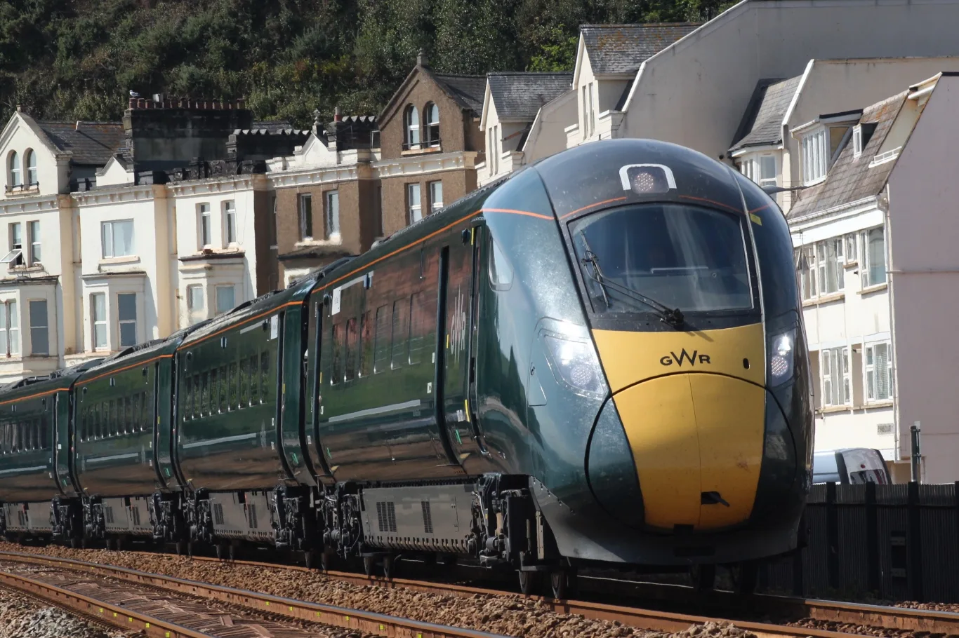 GWR 城际列车沿海岸线行驶