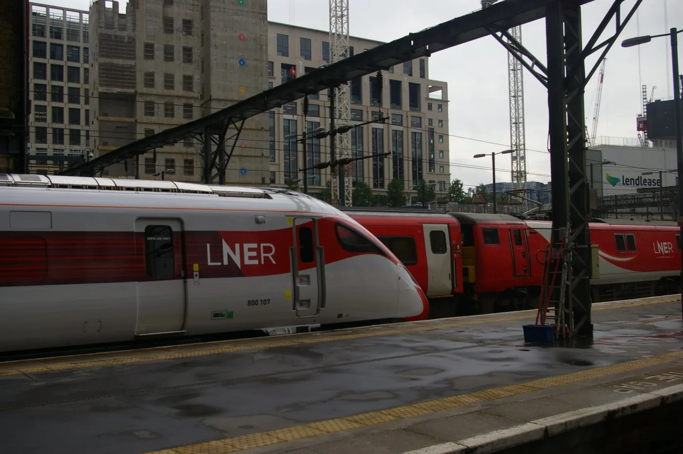 LNER Azuma 列车停靠国王十字车站